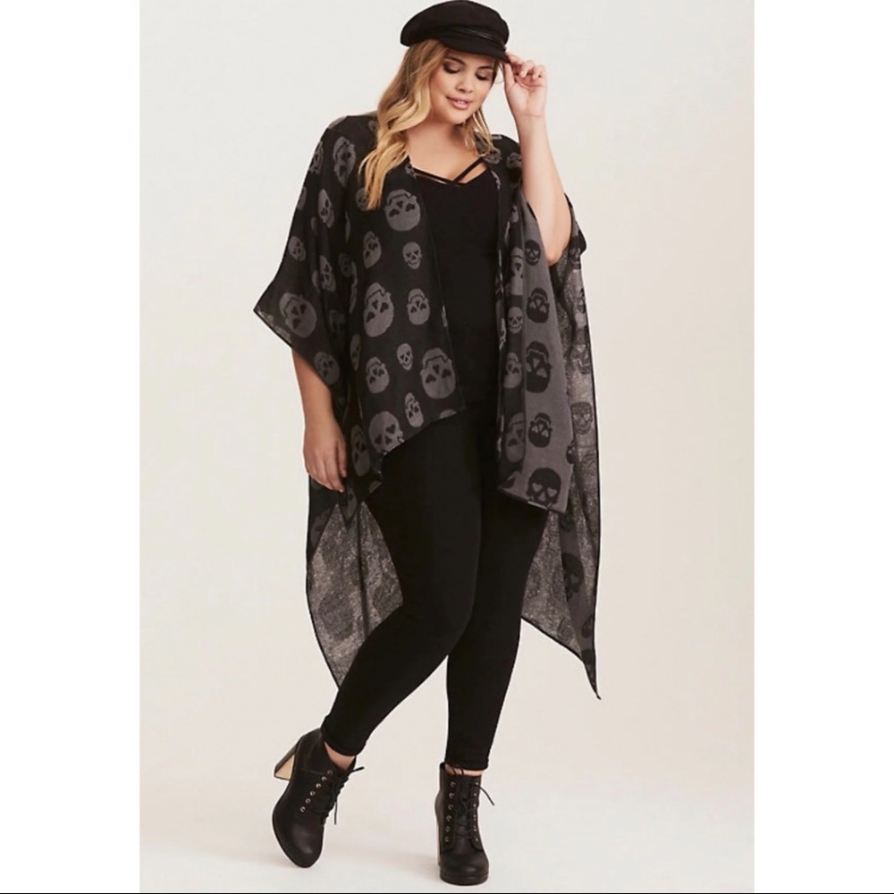 Torrid Skulls wrap, black and Gray